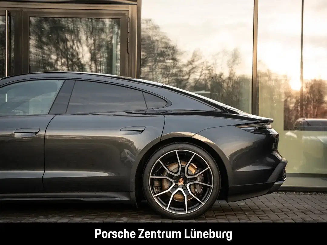 Porsche Taycan - Thumbnail 13