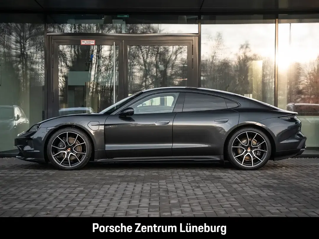 Porsche Taycan - Thumbnail 2