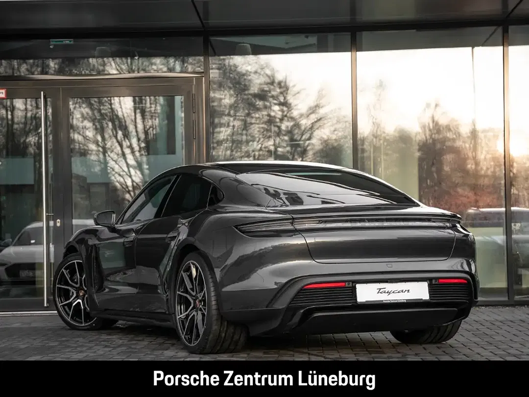 Porsche Taycan - Thumbnail 3