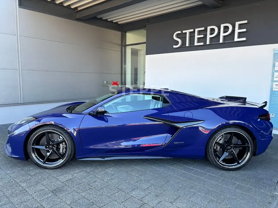 Corvette C8 - Thumbnail 3