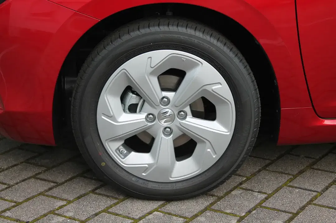 Suzuki Swift - Thumbnail 4
