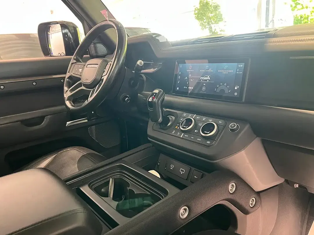 Land Rover Defender - Thumbnail 6