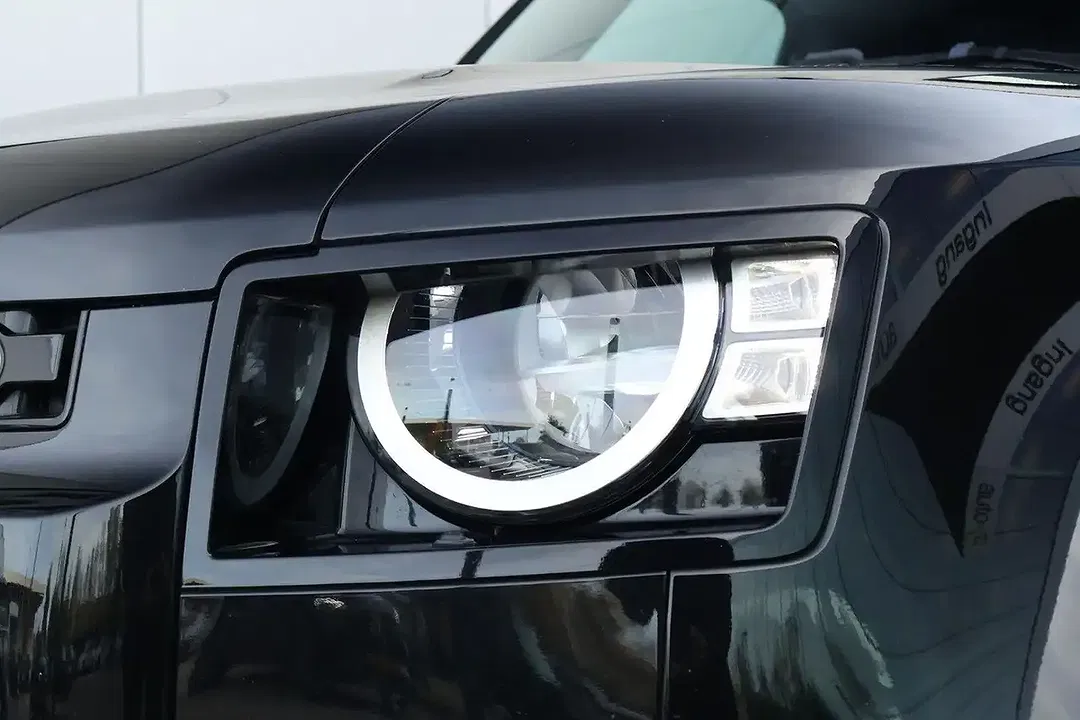 Land Rover Defender - Thumbnail 4