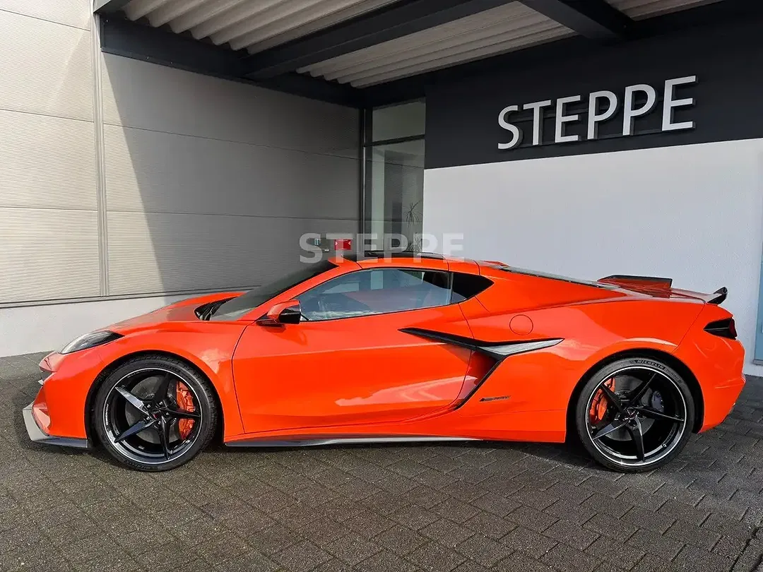 Corvette C8 - Thumbnail 3
