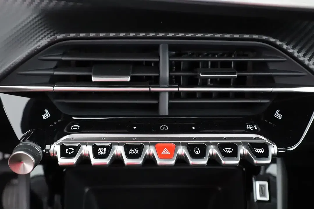 Peugeot 208 - Thumbnail 11
