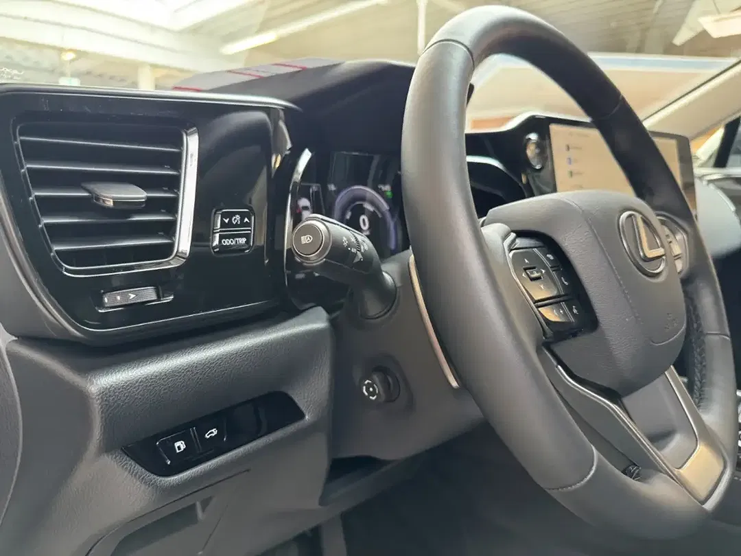 Lexus NX 450h+ - Thumbnail 13