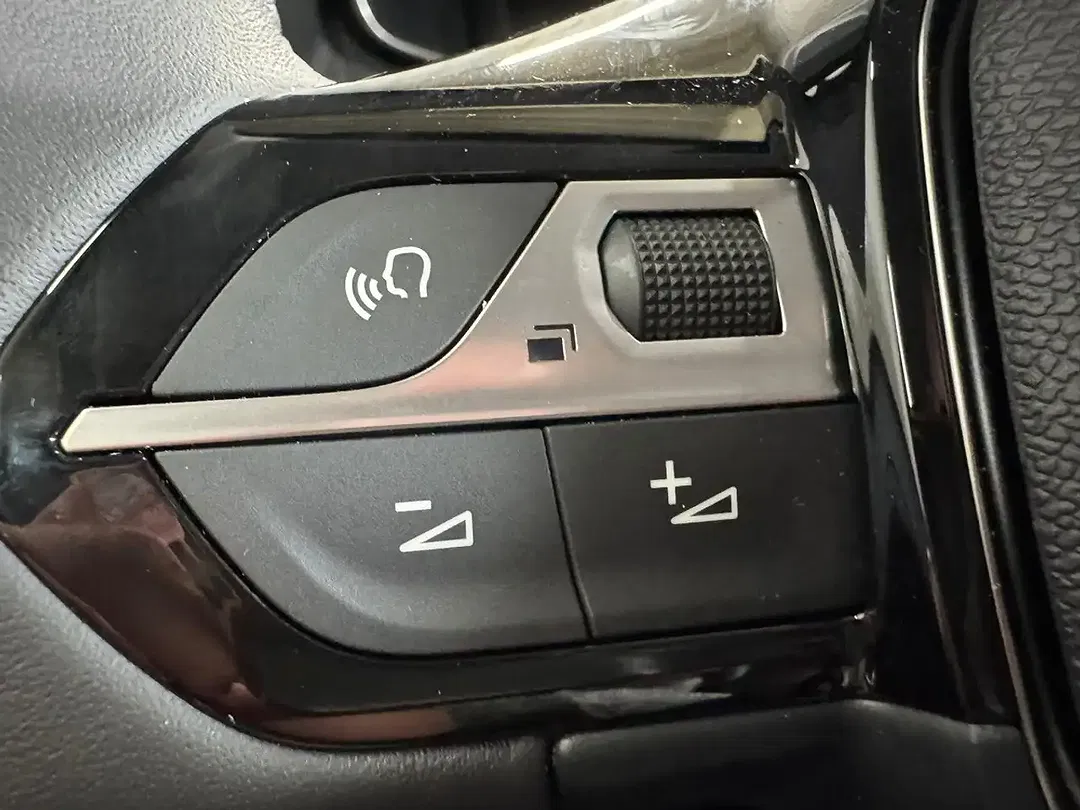 Peugeot 208 - Thumbnail 27