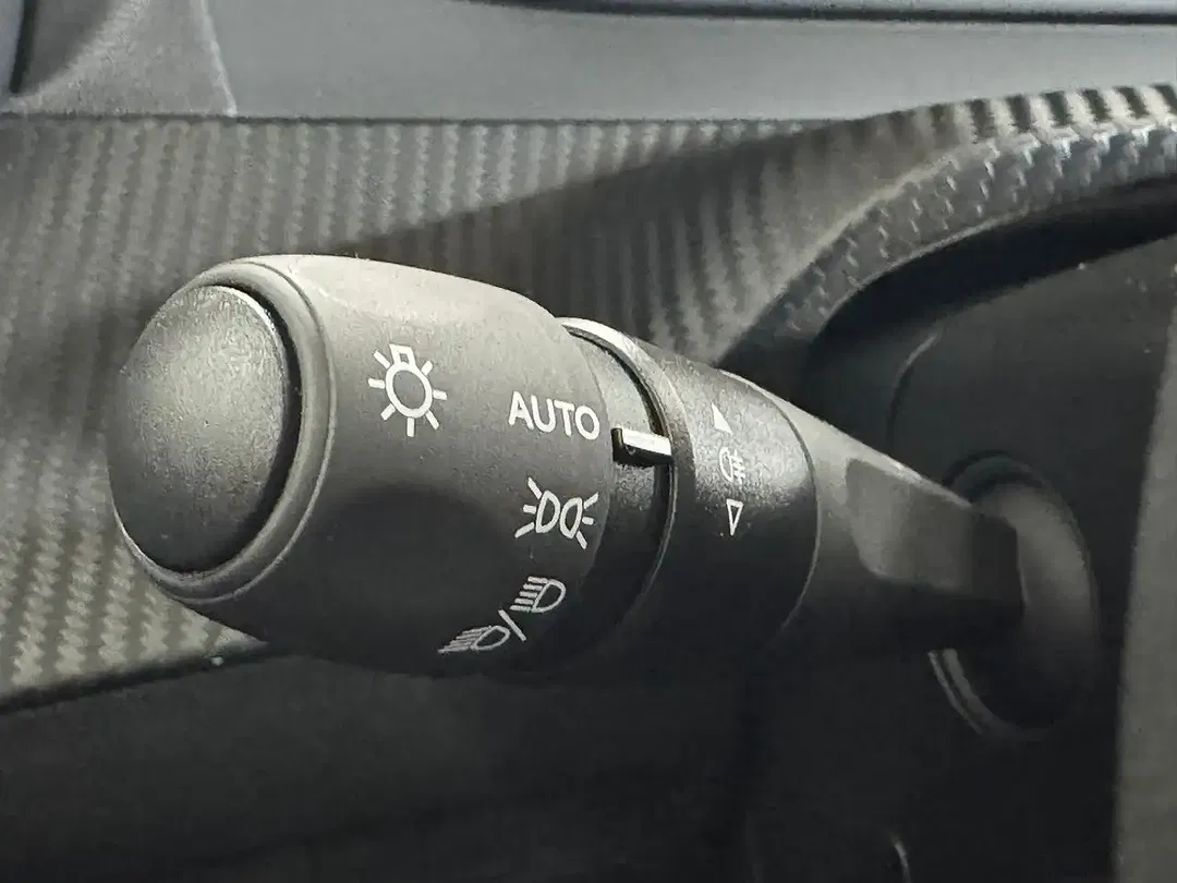 Peugeot 208 - Thumbnail 29