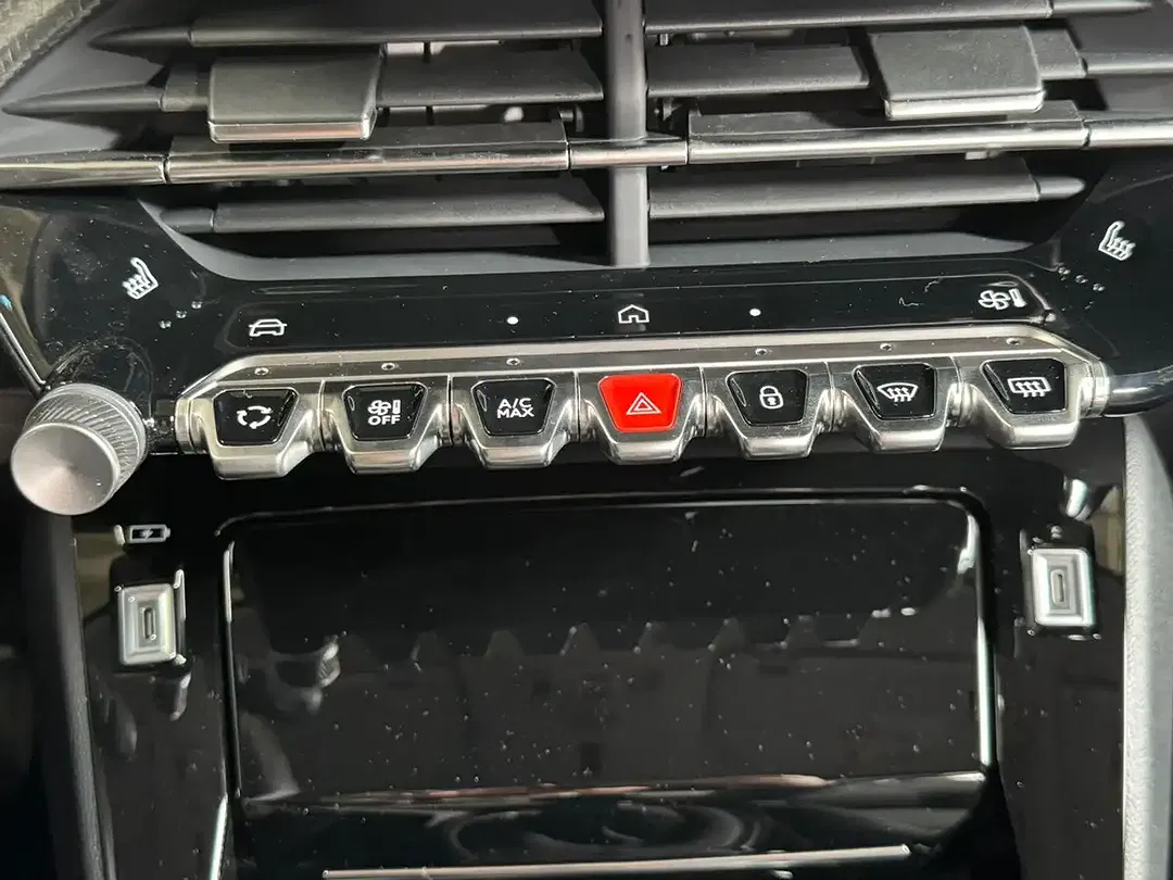 Peugeot 208 - Thumbnail 38