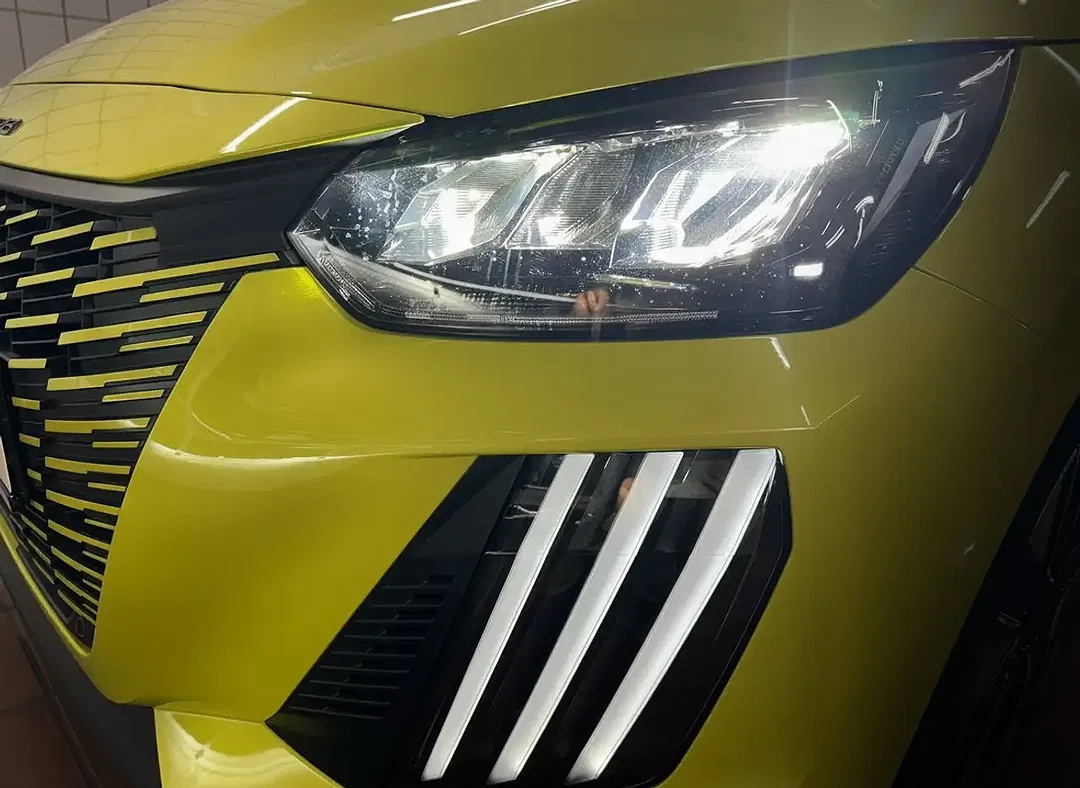 Peugeot 208 - Thumbnail 4