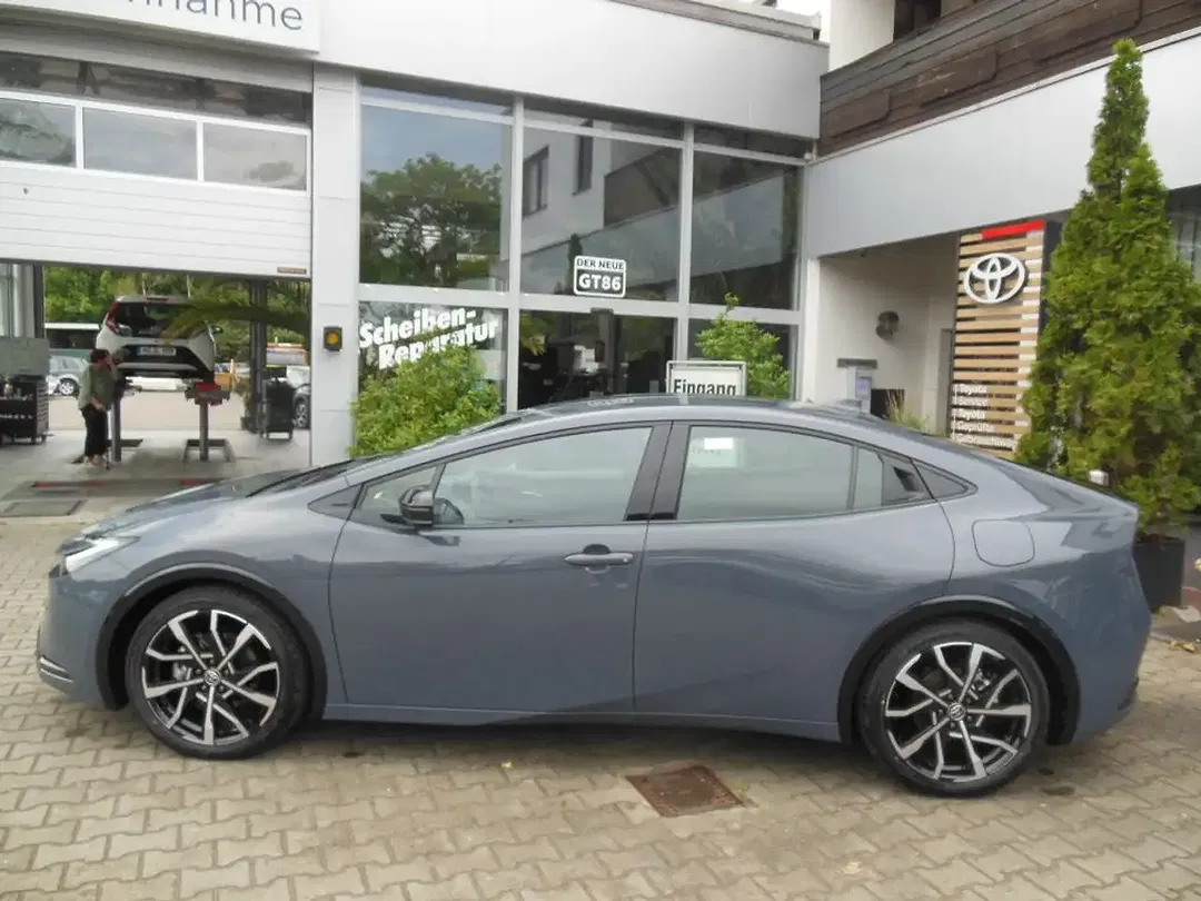 Toyota Prius - Thumbnail 2