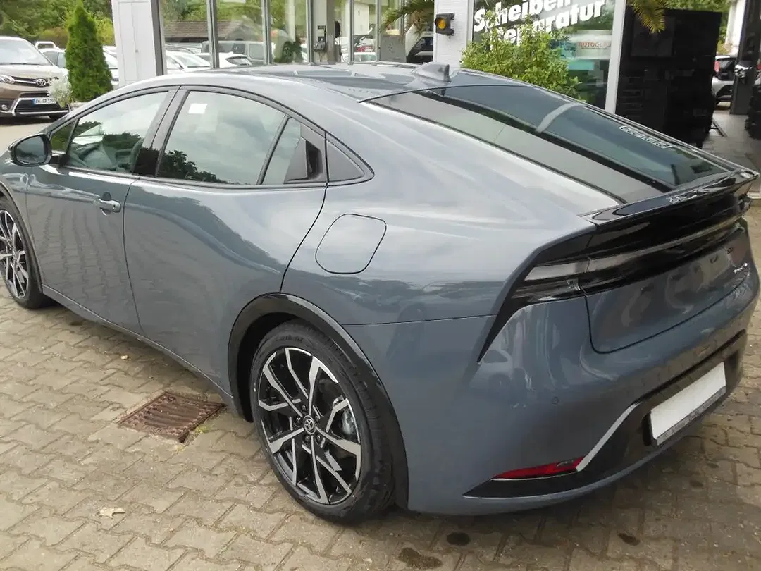 Toyota Prius - Thumbnail 3