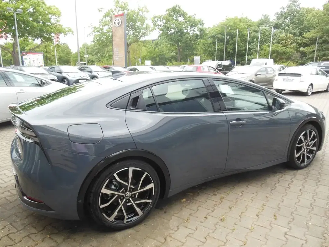 Toyota Prius - Thumbnail 4