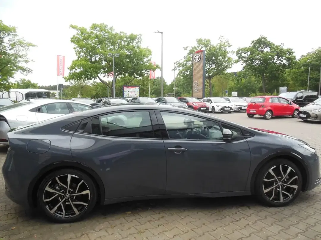 Toyota Prius - Thumbnail 5