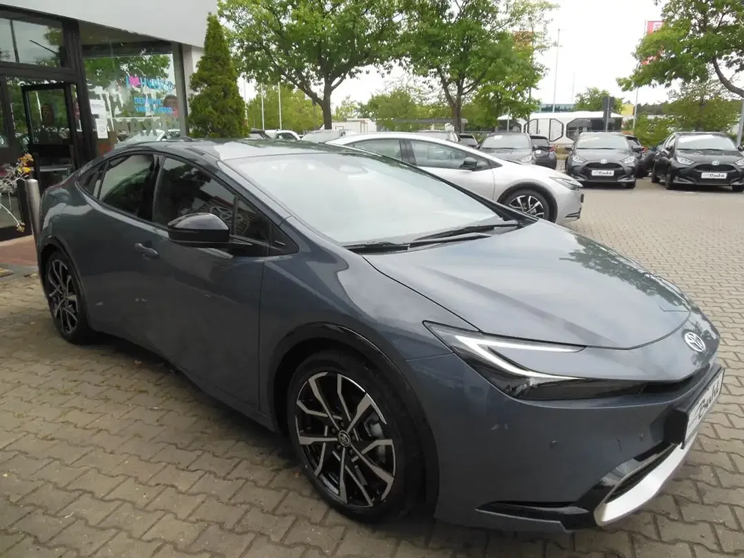 Toyota Prius - Thumbnail 6