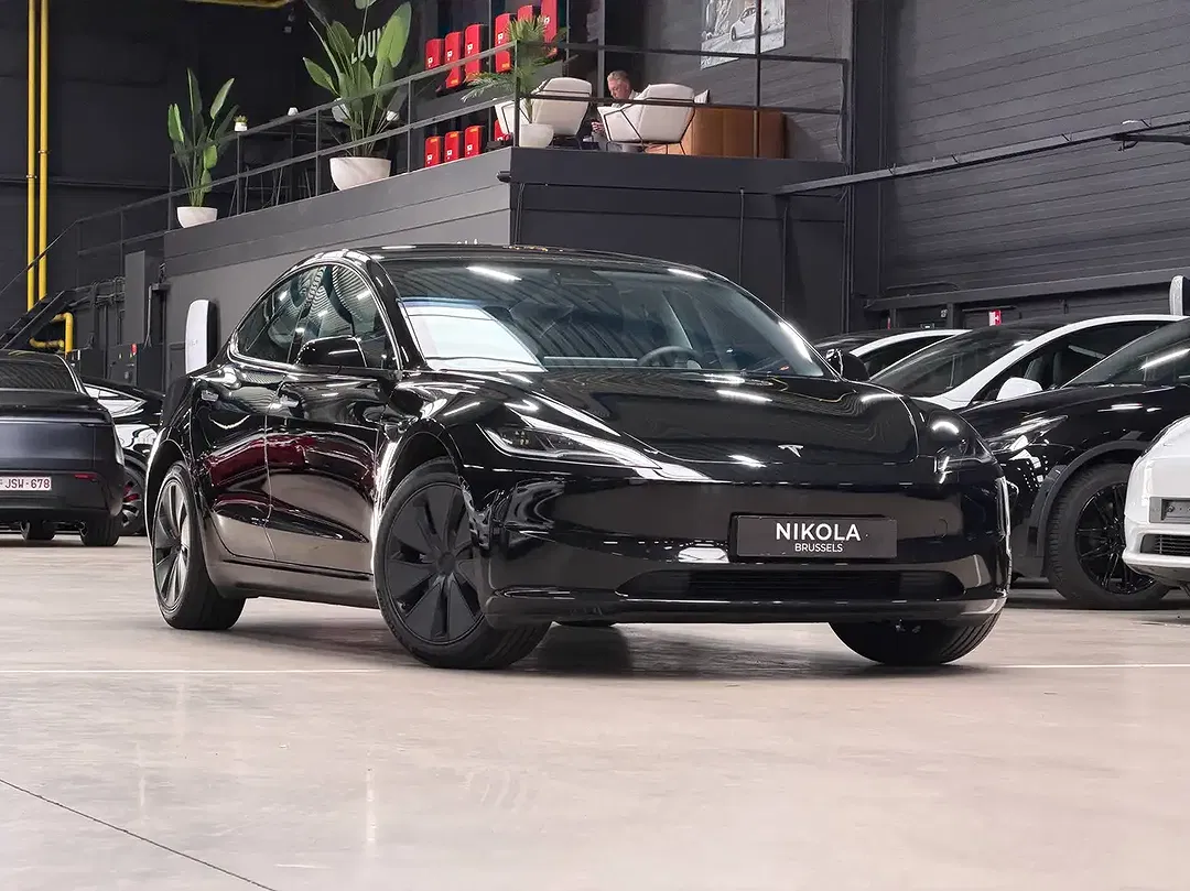 Tesla Model 3 - Thumbnail 1