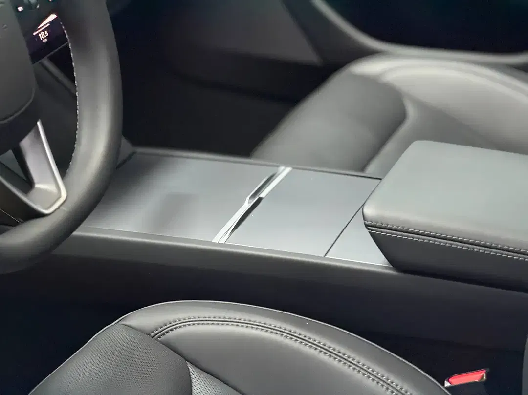 Tesla Model 3 - Thumbnail 10