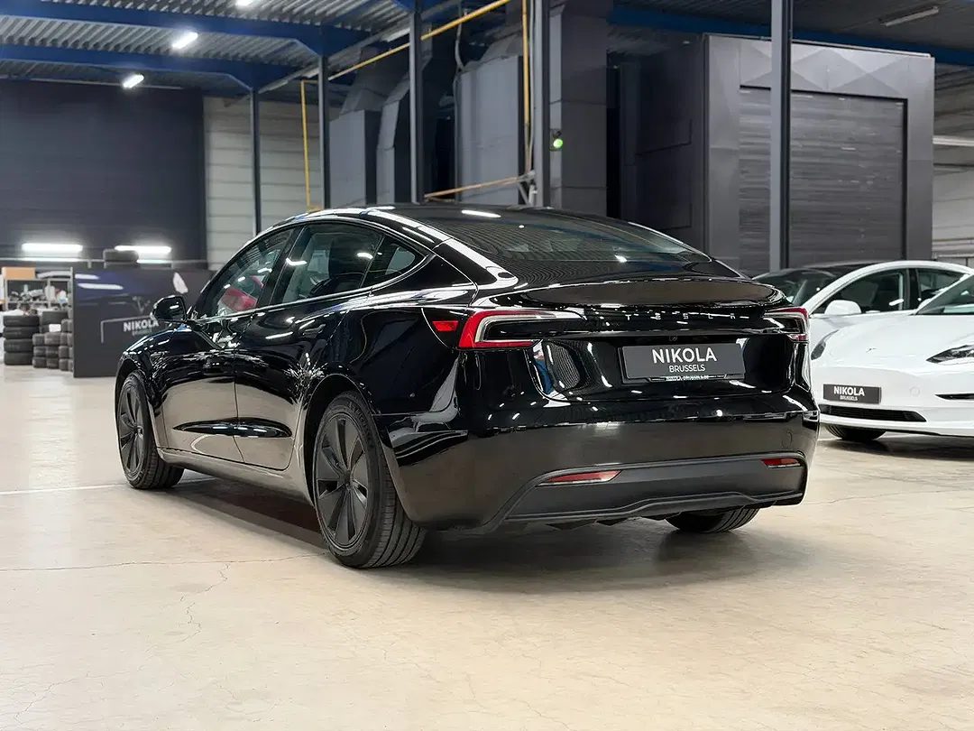 Tesla Model 3 - Thumbnail 5