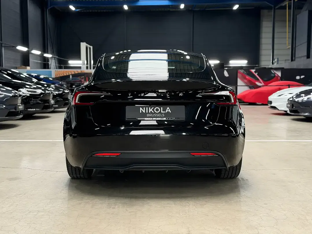 Tesla Model 3 - Thumbnail 6