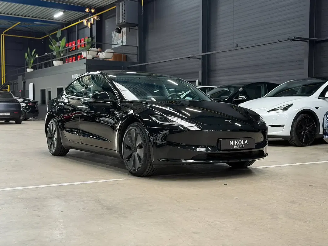 Tesla Model 3 - Thumbnail 8