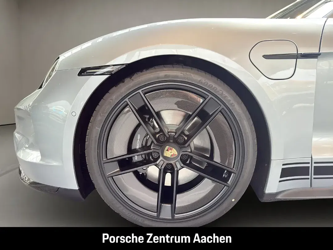 Porsche Taycan - Thumbnail 10