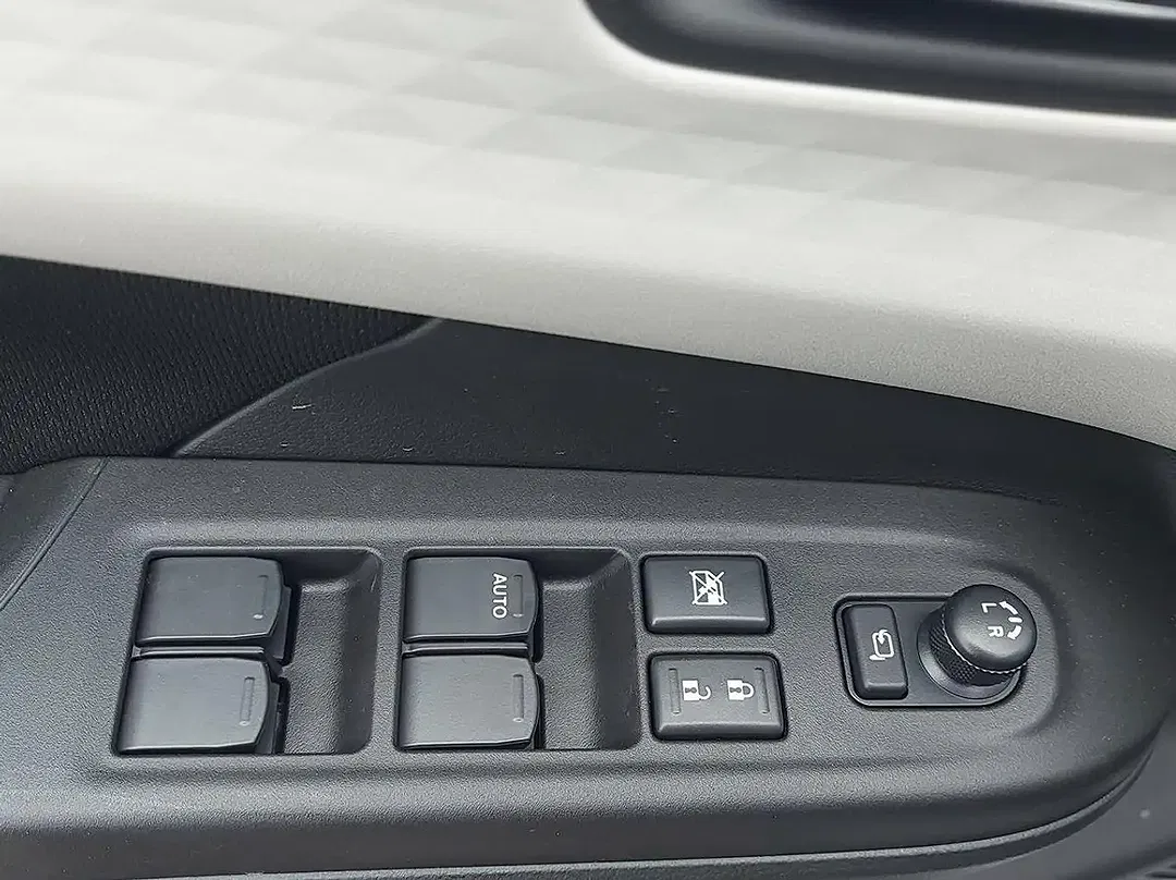 Suzuki Swift - Thumbnail 11