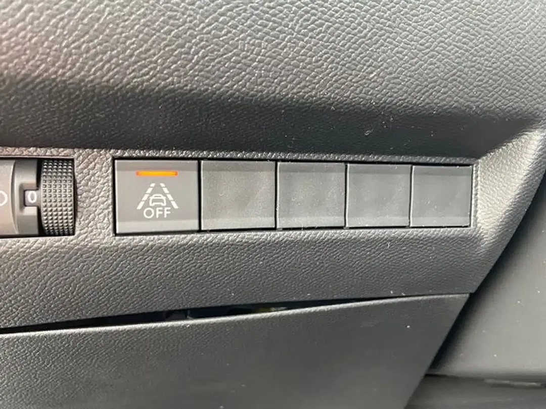 Peugeot 208 - Thumbnail 15