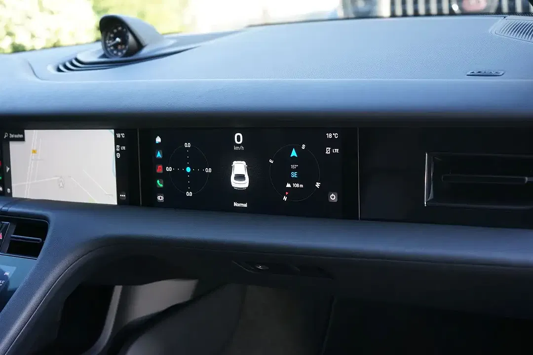 Porsche Taycan - Thumbnail 10