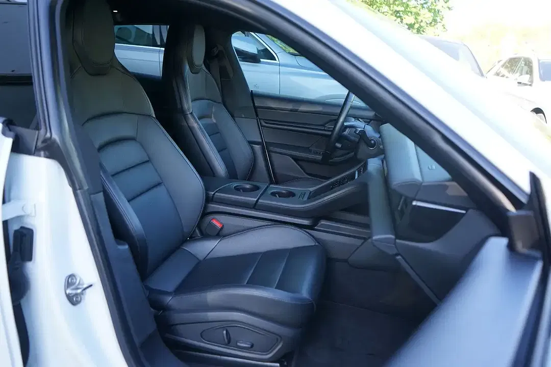 Porsche Taycan - Thumbnail 11