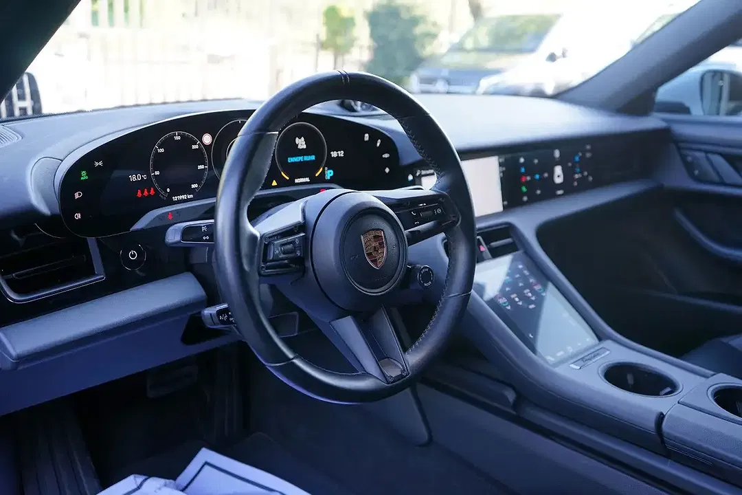 Porsche Taycan - Thumbnail 13