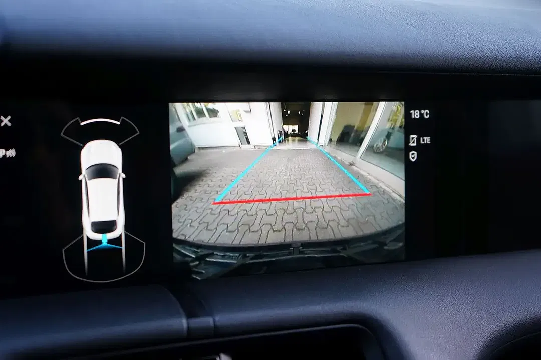 Porsche Taycan - Thumbnail 14