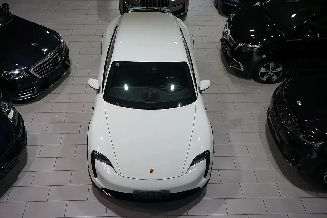 Porsche Taycan - Thumbnail 2