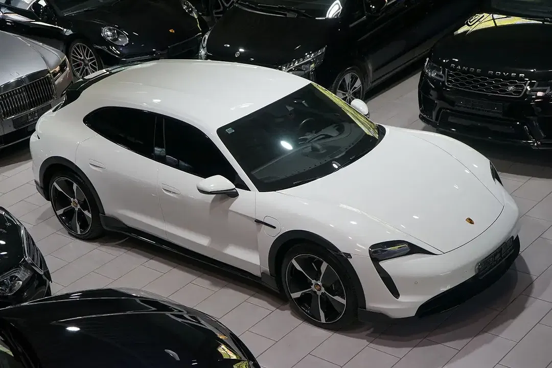 Porsche Taycan - Thumbnail 3