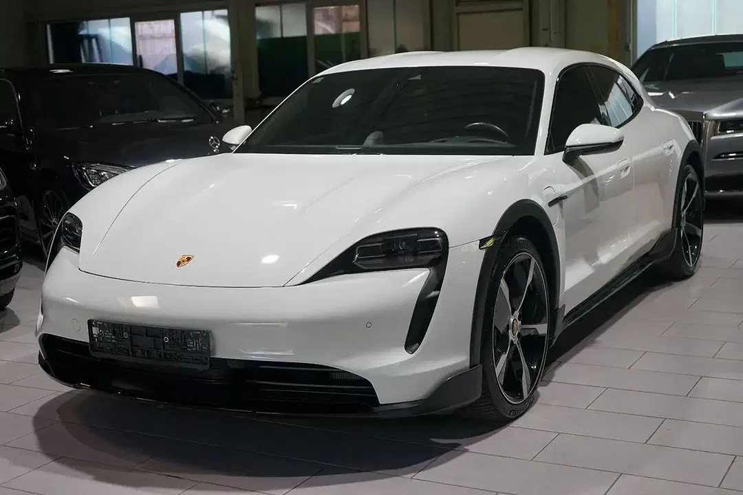Porsche Taycan - Thumbnail 4