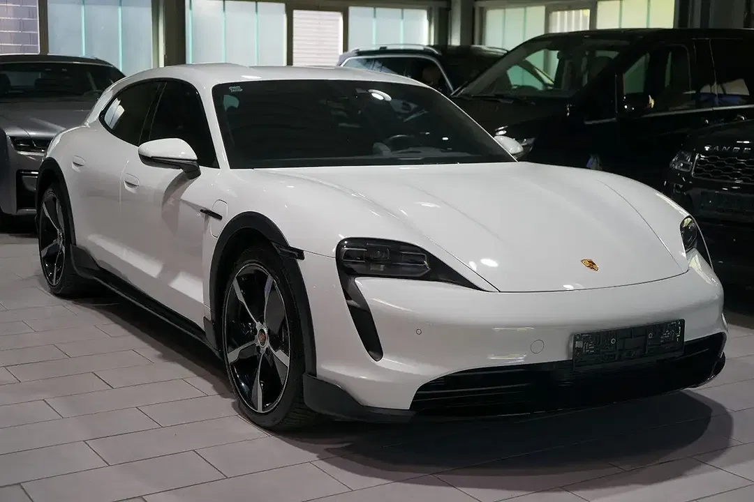 Porsche Taycan - Thumbnail 5