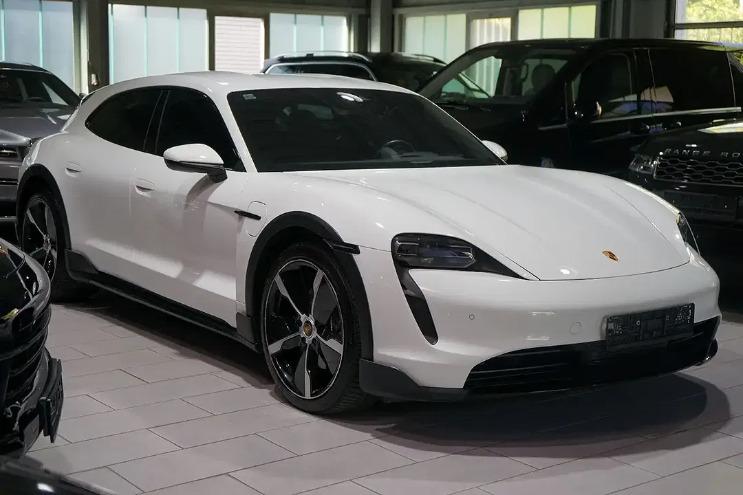 Porsche Taycan - Thumbnail 6