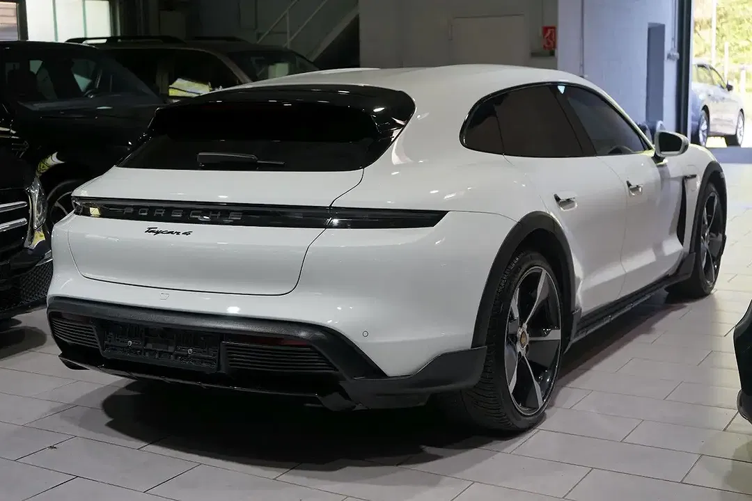 Porsche Taycan - Thumbnail 7
