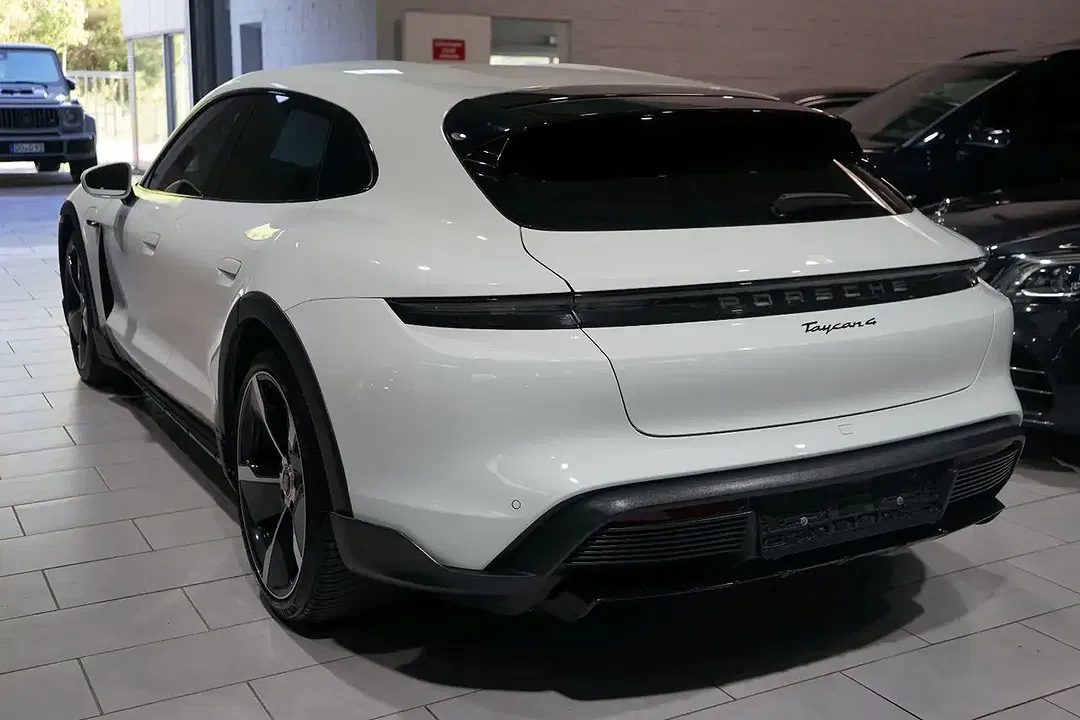 Porsche Taycan - Thumbnail 8