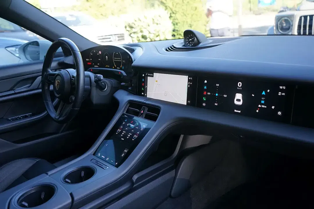 Porsche Taycan - Thumbnail 9