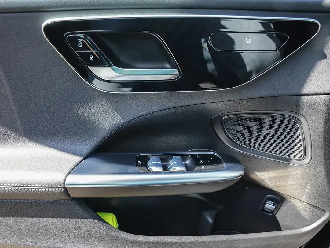 Mercedes-Benz C 300 - Thumbnail 14