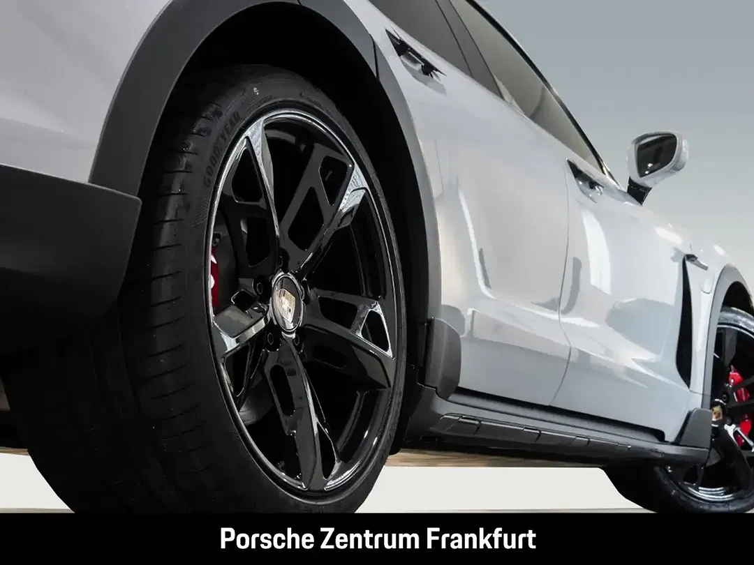 Porsche Taycan - Thumbnail 6