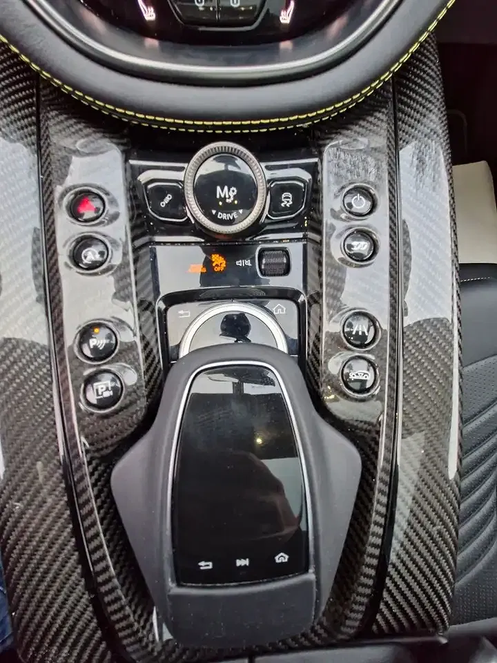 Aston Martin DBX - Thumbnail 14