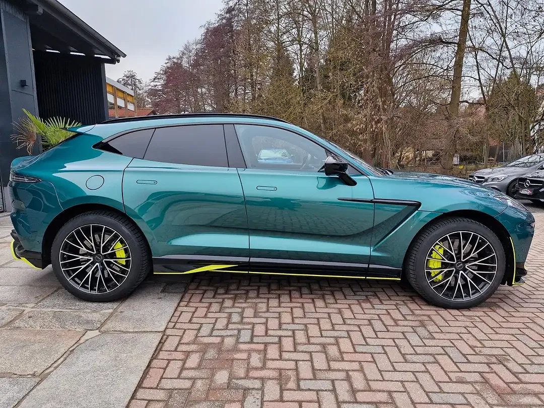 Aston Martin DBX - Thumbnail 4