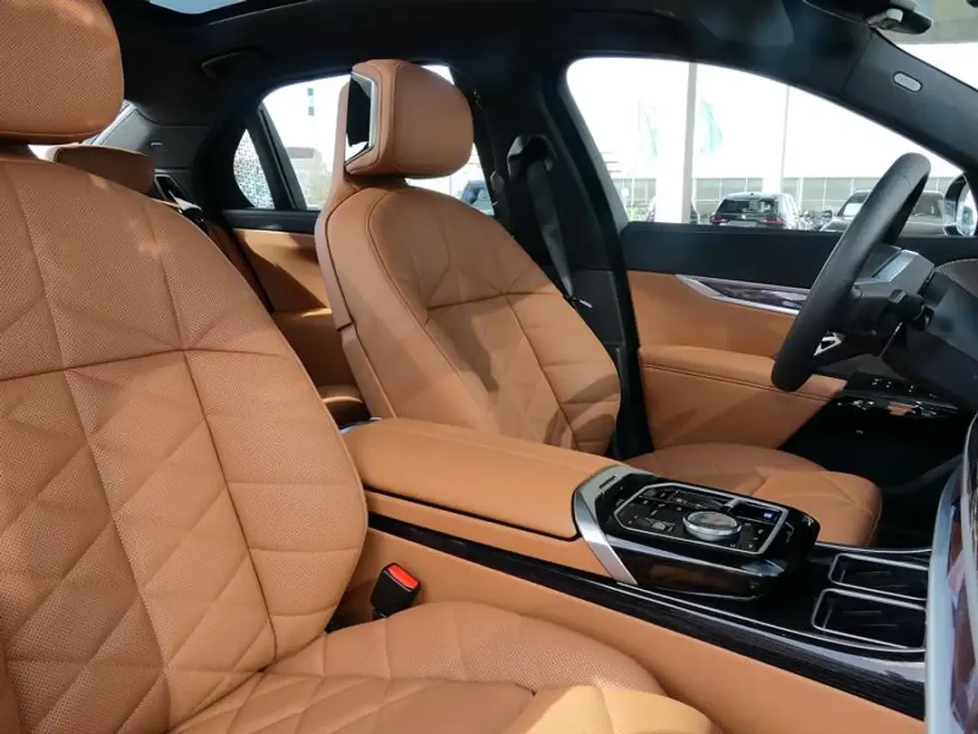 BMW i7 - Thumbnail 12