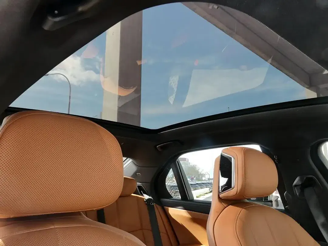 BMW i7 - Thumbnail 13