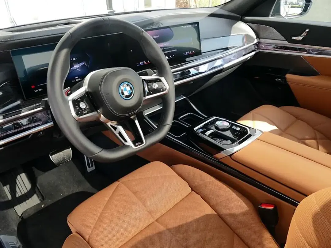 BMW i7 - Thumbnail 6