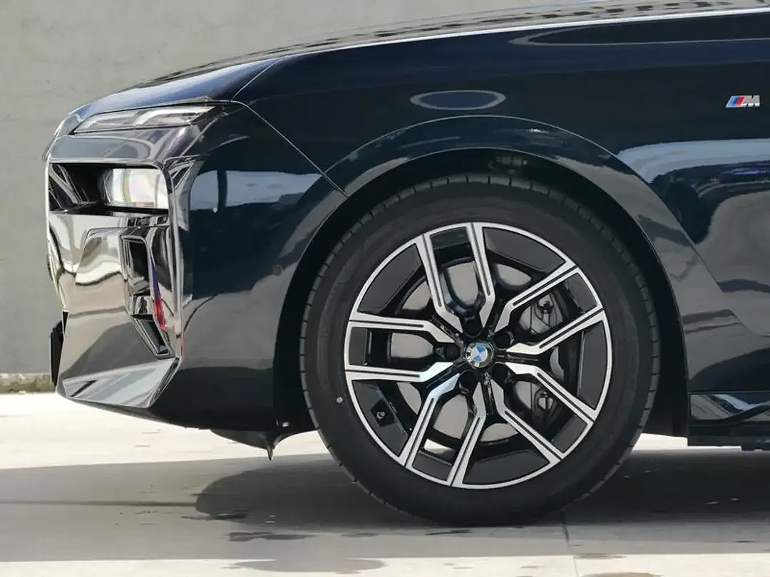 BMW i7 - Thumbnail 8