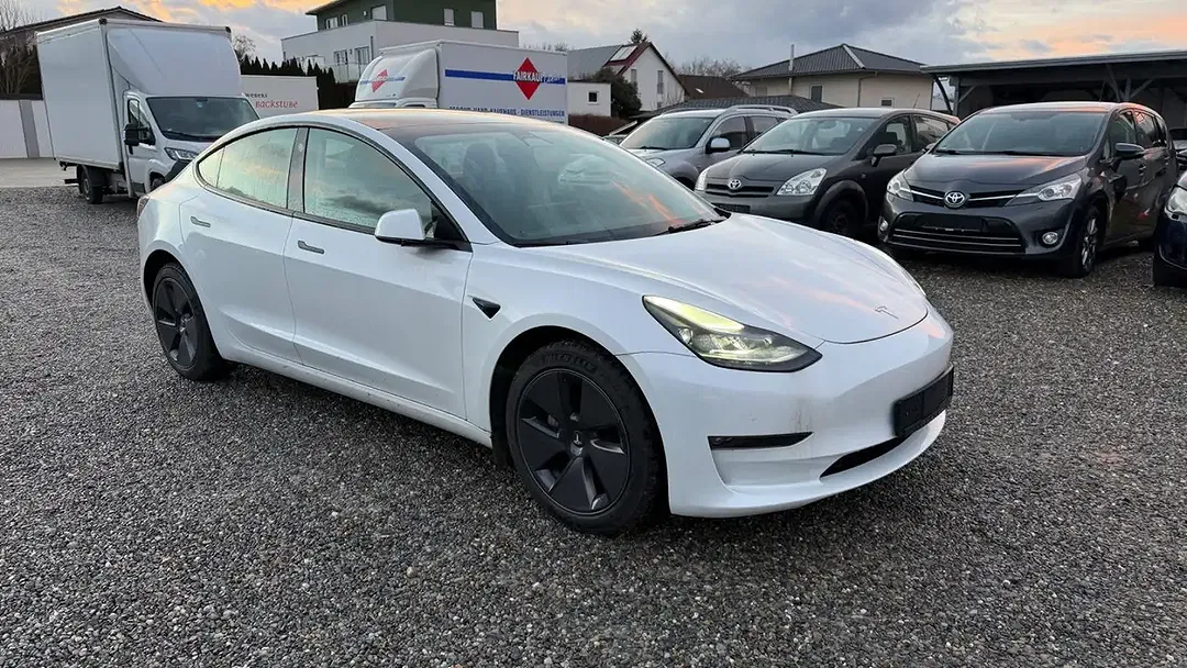 Tesla Model 3 - Thumbnail 1