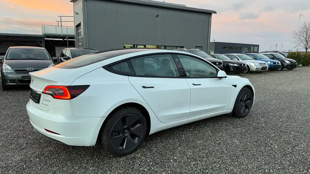 Tesla Model 3 - Thumbnail 2