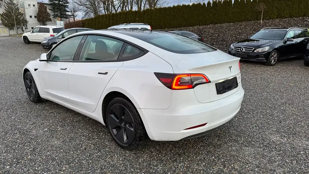 Tesla Model 3 - Thumbnail 3